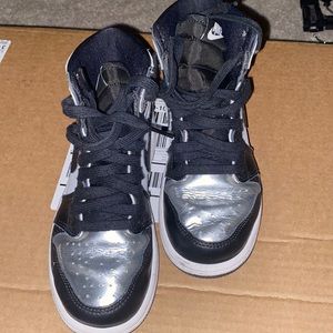 Black/Silver Jordan 1’s Kids    ** AUTHENTIC from GOAT have receipt**